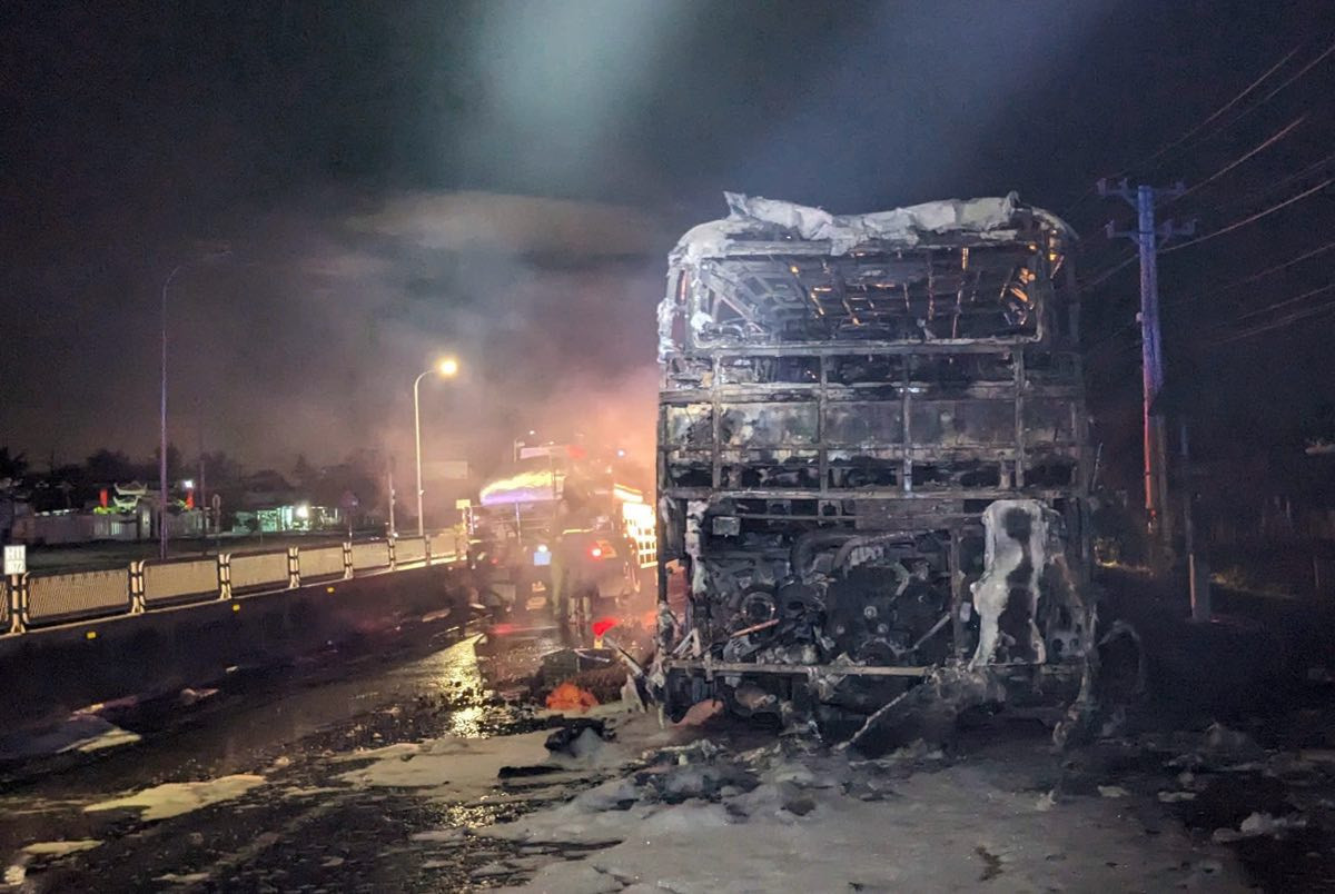 Xe giường nằm chở 27 hành khách bốc cháy dữ dội trong đêm trên quốc lộ 1..jpg