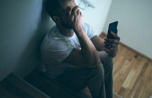 Đang lướt mạng, người đàn ông 30 tuổi bất ngờ phát hiện vợ mình có chồng mới