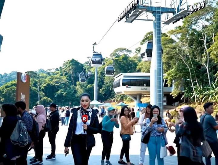 MC và đám đông du khách đều do AI tạo ra. (Ảnh: Facebook/Nurul Afzarina Mokhtar)