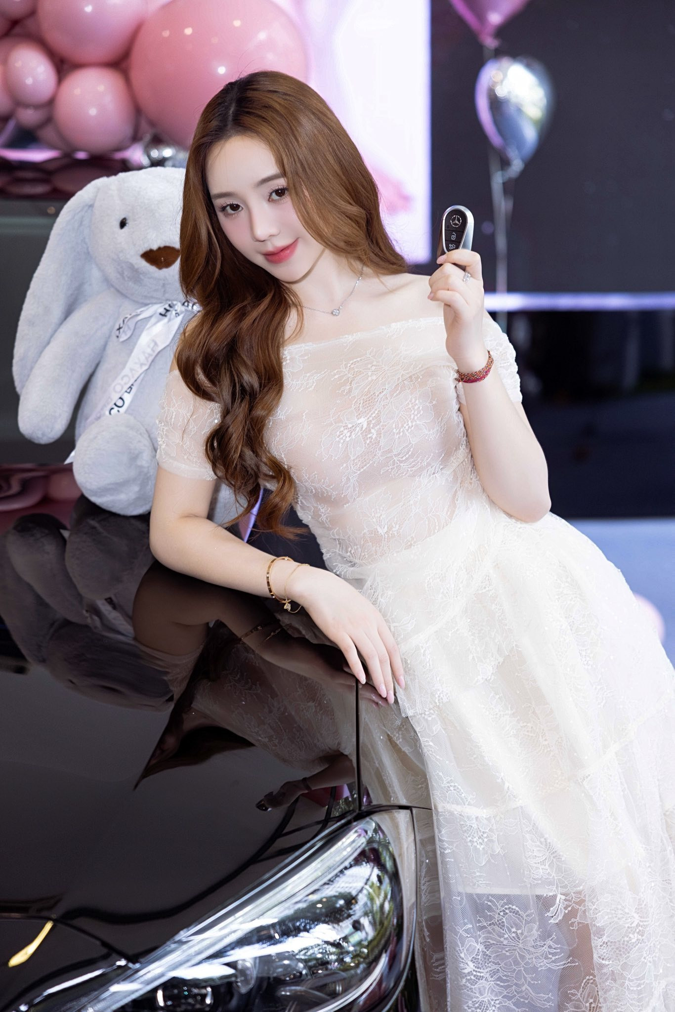 Mỹ nhân VFC tậu xe tiền tỷ có cuộc sống sang chảnh đáng mơ ước