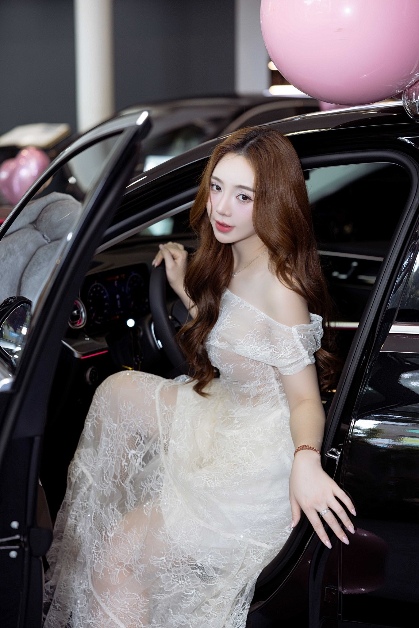 Mỹ nhân VFC tậu xe tiền tỷ có cuộc sống sang chảnh đáng mơ ước