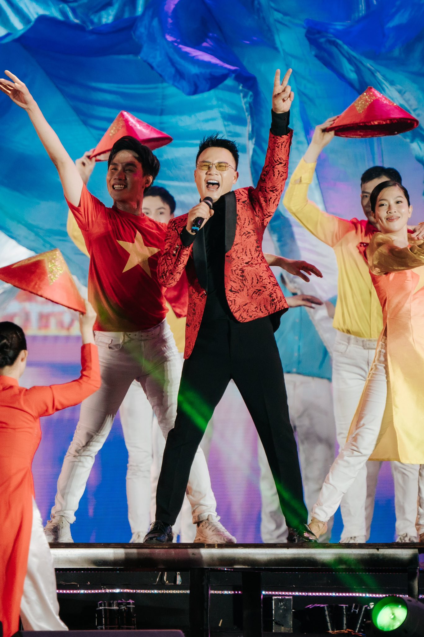 Nam ca sĩ quê Ninh Bình giàu đến mức vài năm đổi nhà một lần, sắp có thêm biệt thự 'khủng' đón Tết - Ảnh 6.