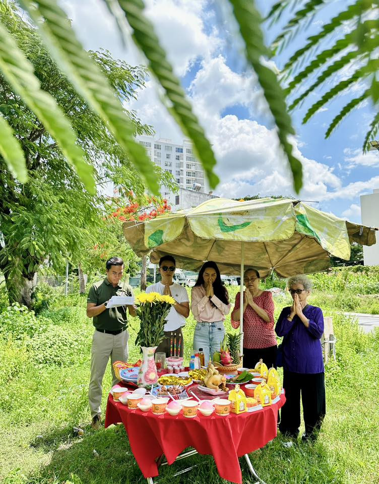 Nam ca sĩ quê Ninh Bình giàu đến mức vài năm đổi nhà một lần, sắp có thêm biệt thự 'khủng' đón Tết - Ảnh 2.