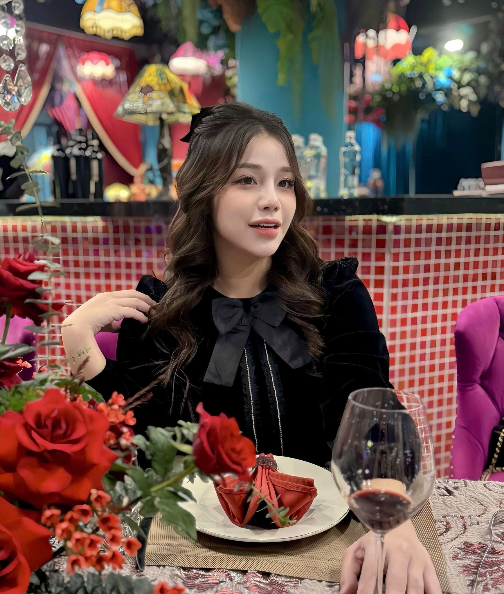 Vợ Bùi Tiến Dũng viết status đốp chát antifan khiến dân mạng bùng nổ tranh cãi