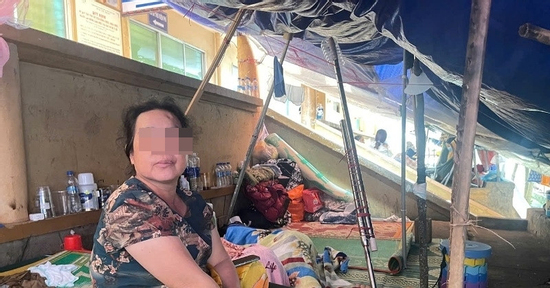 Bệnh viện lên tiếng trước cảnh người nhà bệnh nhân căng bạt, ở vạ vật tại viện