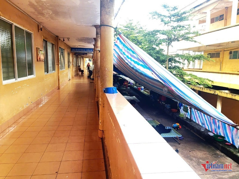 W-Cảnh màn trời chiếu đất của người nhà bệnh nhân 1.jpg