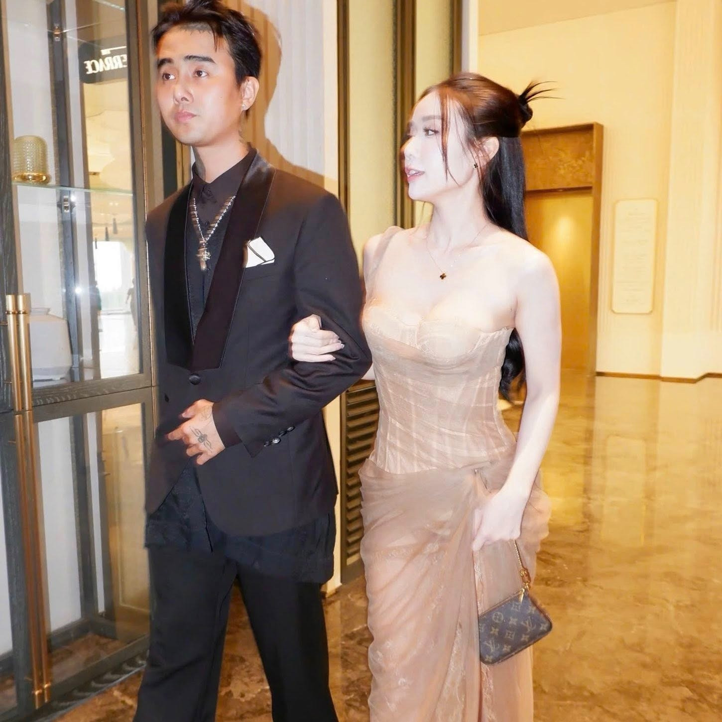 Cindy Lư khoe váy cưới gợi cảm hồi hộp khi về chung nhà Đạt G