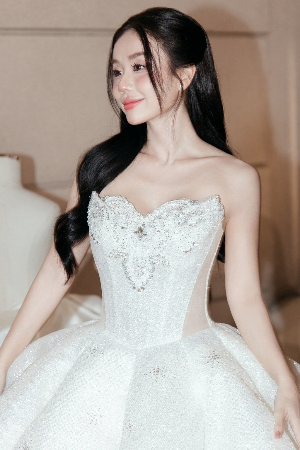 Cindy Lư khoe váy cưới gợi cảm hồi hộp khi về chung nhà Đạt G