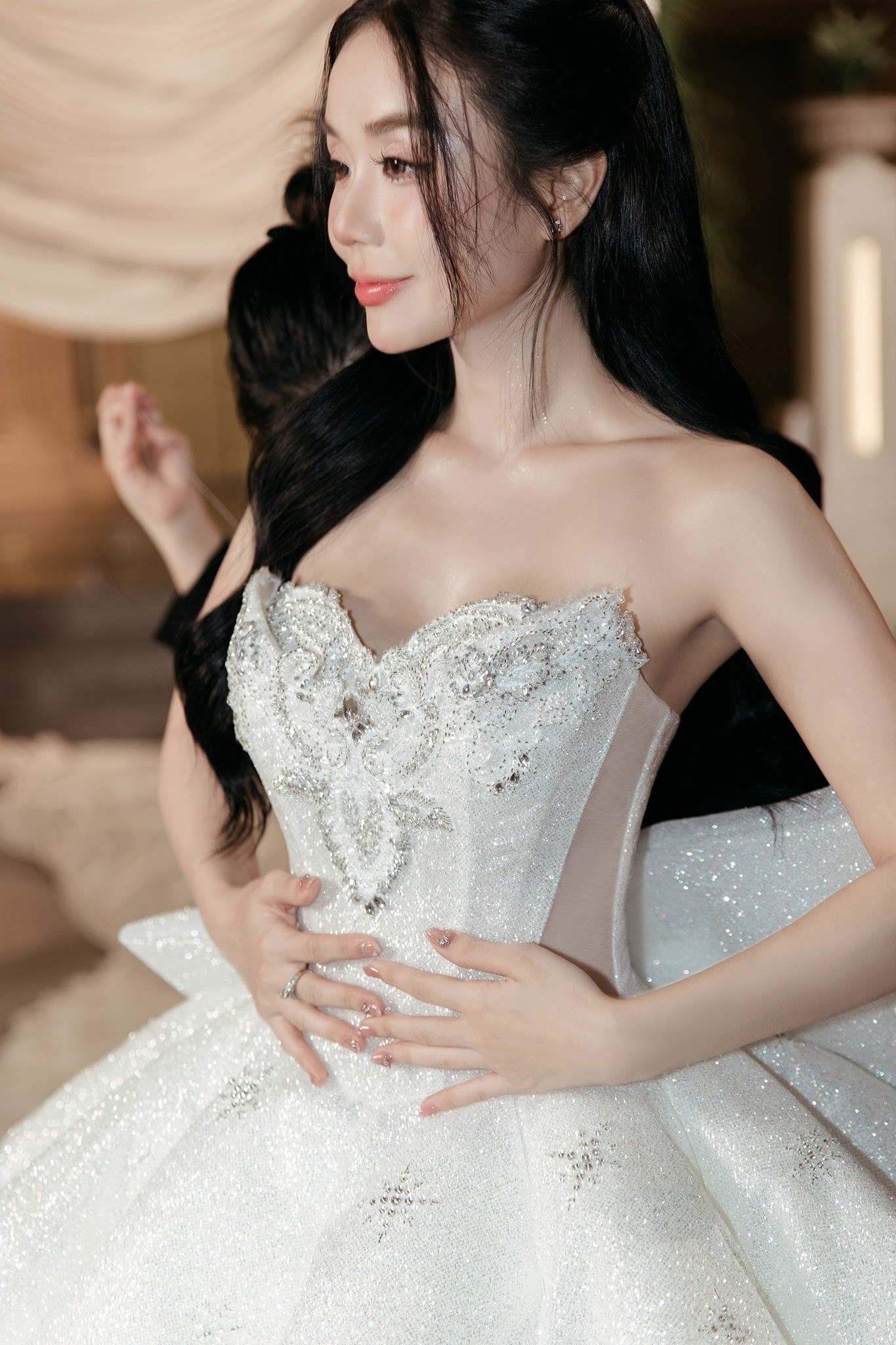 Cindy Lư khoe váy cưới gợi cảm hồi hộp khi về chung nhà Đạt G