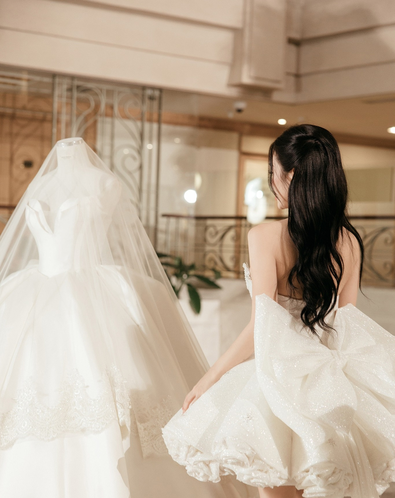 Cindy Lư khoe váy cưới gợi cảm hồi hộp khi về chung nhà Đạt G