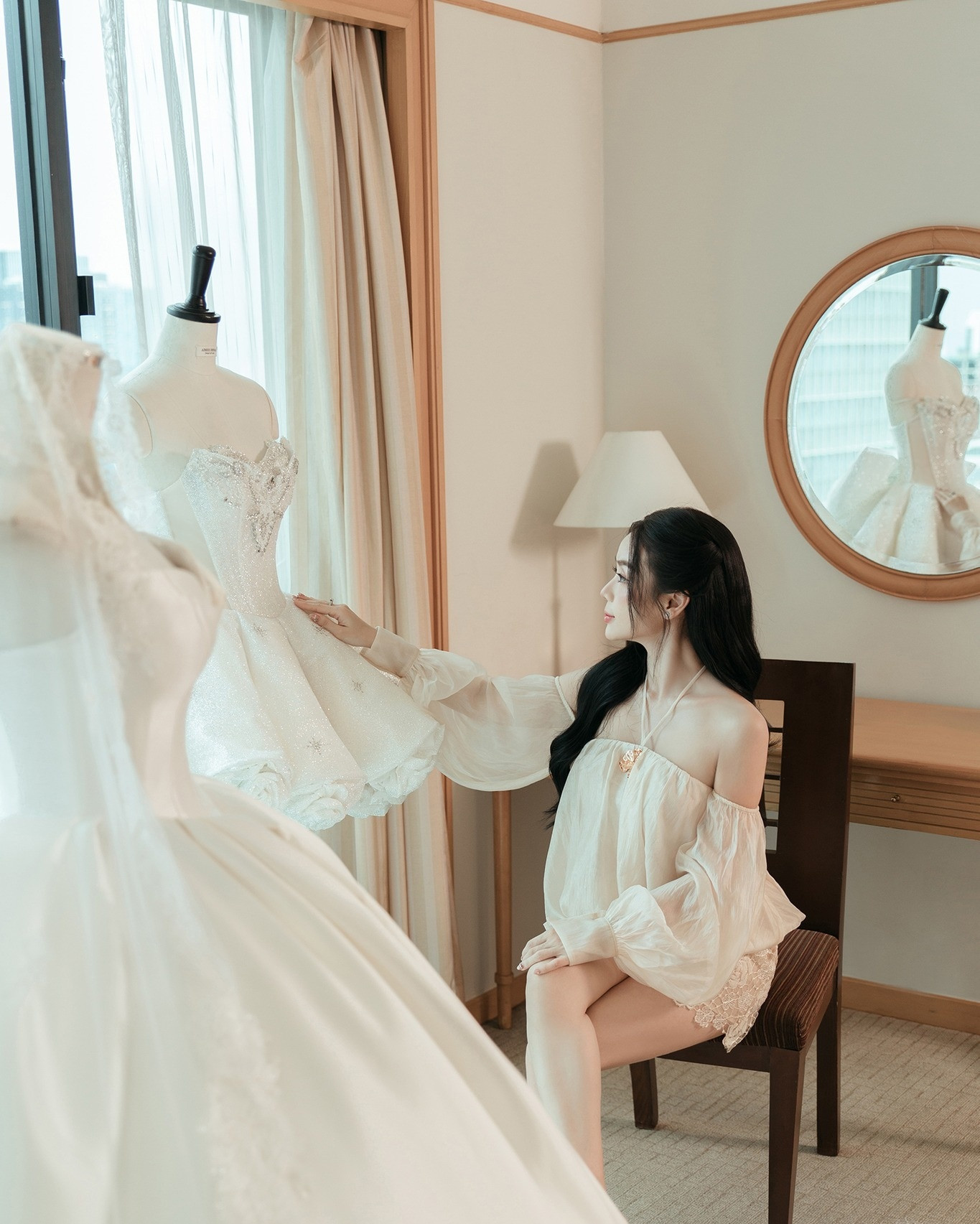 Cindy Lư khoe váy cưới gợi cảm hồi hộp khi về chung nhà Đạt G