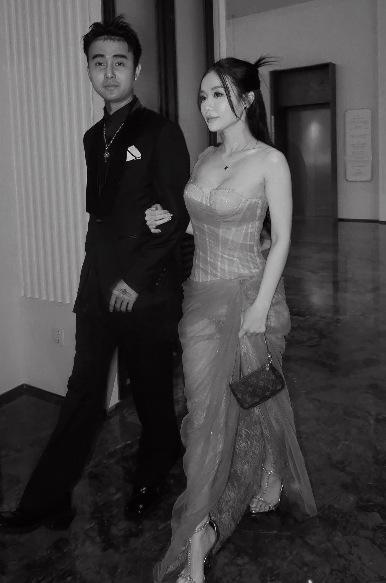 Cindy Lư khoe váy cưới gợi cảm hồi hộp khi về chung nhà Đạt G