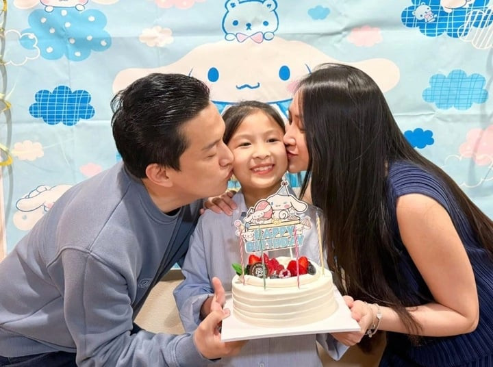 Nam ca sĩ nổi tiếng cưới fan kém 17 tuổi, hạnh phúc làm bố lần 3 ở tuổi 51 - 3