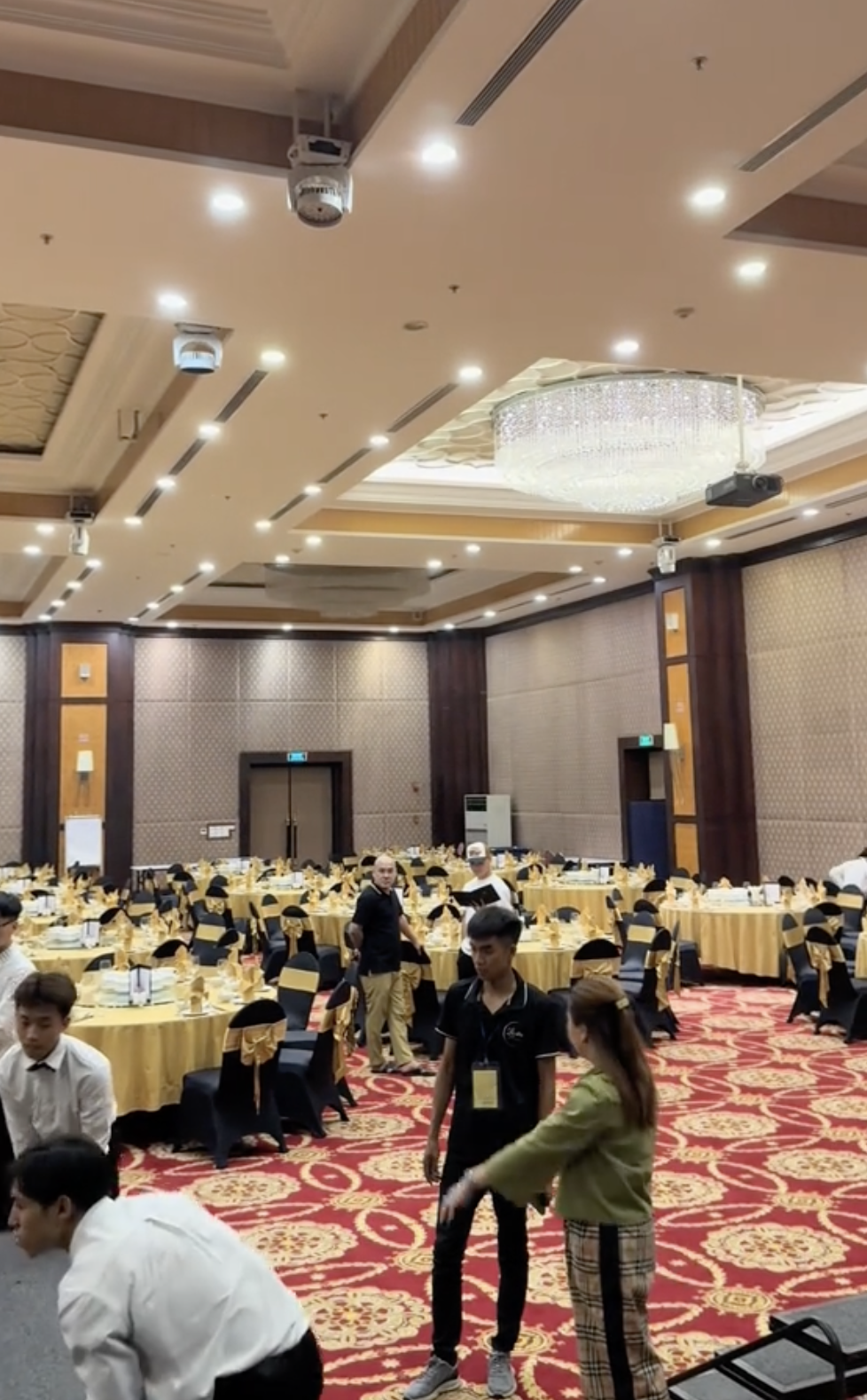 Choáng váng Quang Hải tổ chức sinh nhật quý tử ở khách sạn 5 sao thực đơn toàn món nhà giàu