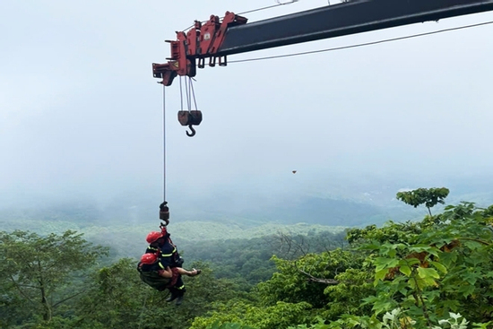 Hà Nội: Huy động xe cẩu giải cứu du khách lao xe máy xuống vực ở Ba Vì