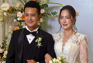 Hùng Thuận 'Đất phương Nam' hôn và nói lời ngọt ngào với vợ trong lễ cưới