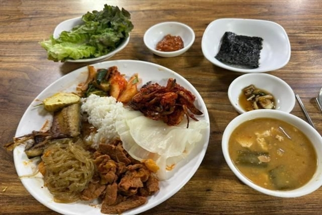 Khách ăn buffet quá nhiều bị chủ nhà hàng mắng chửi