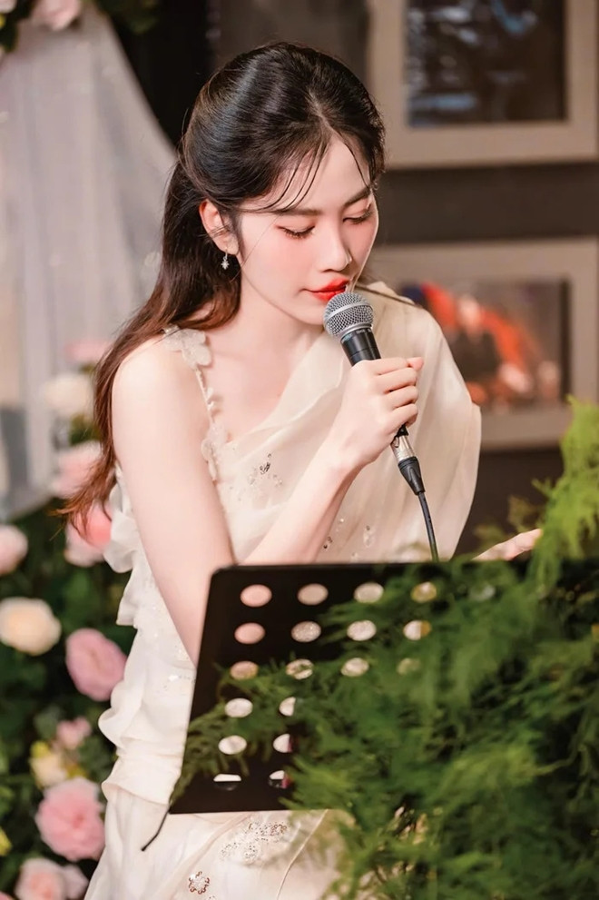 Nam Em trải lòng tâm sự khi thấy Hari Won hạnh phúc