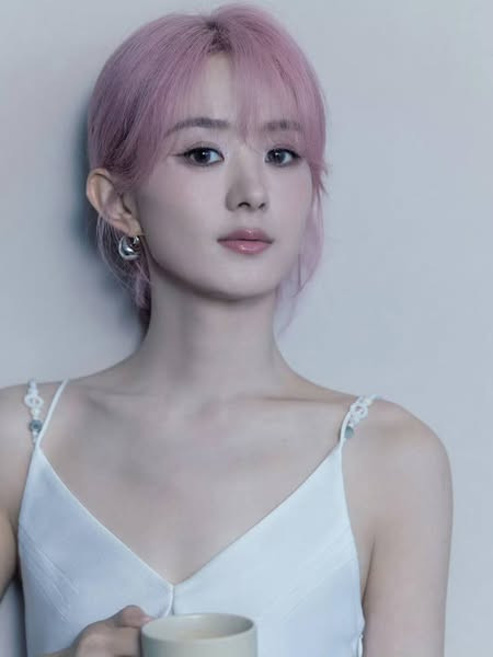 Ngoại hình khác lạ của Triệu Lệ Dĩnh gây chú ý khắp cõi mạng - Ảnh 2