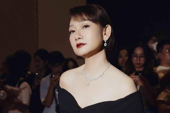 Nữ NSND vừa lộ ảnh 'khóa môi' với bạn gái, đời thực nhan sắc 'hack tuổi' ra sao?