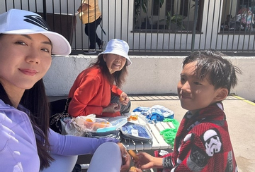 Siêu mẫu Việt từng 'liều lĩnh' lấy chồng nhưng không biết bố mẹ chồng, giờ đoàn tụ cùng mẹ đẻ ở Mỹ, cuộc sống biến động ra sao?