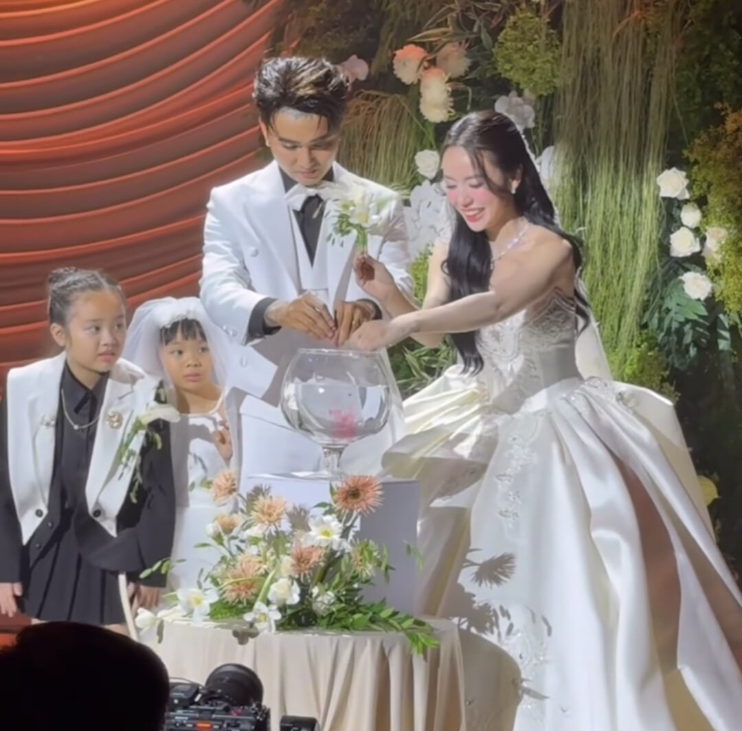 Hết thiệp màu đen Đạt G Cindy Lư lại gây sốc với 1 hành động trong ngày cưới