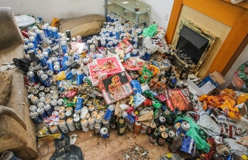 Người thuê trọ rời đi, chủ nhà bị sốc khi mở cửa căn phòng