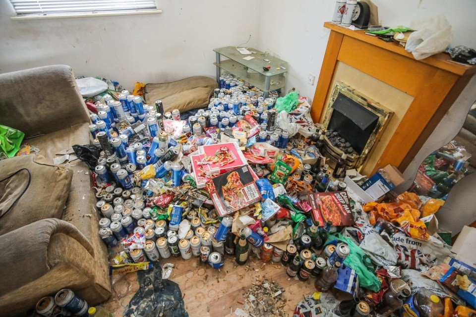 Người thuê trọ rời đi, chủ nhà bị sốc khi mở cửa căn phòng - Ảnh 1.