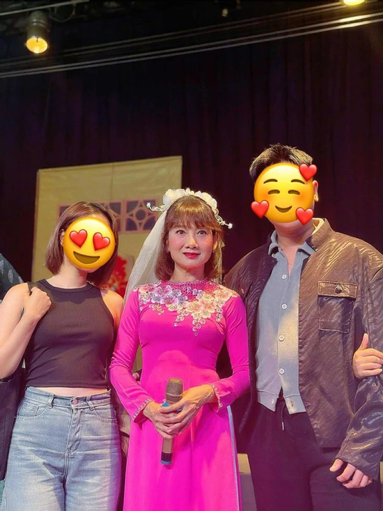 Sau nụ hôn đồng giới, NSND Mỹ Uyên gây xôn xao khi lộ ảnh cưới