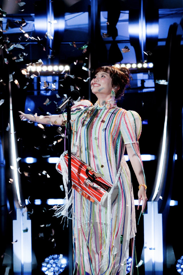 Nữ ca sĩ Việt duy nhất vừa thắng Bán kết 'Sing! Asia' 2025 diện đồ trên sân khấu ấn tượng ra sao?- Ảnh 8.