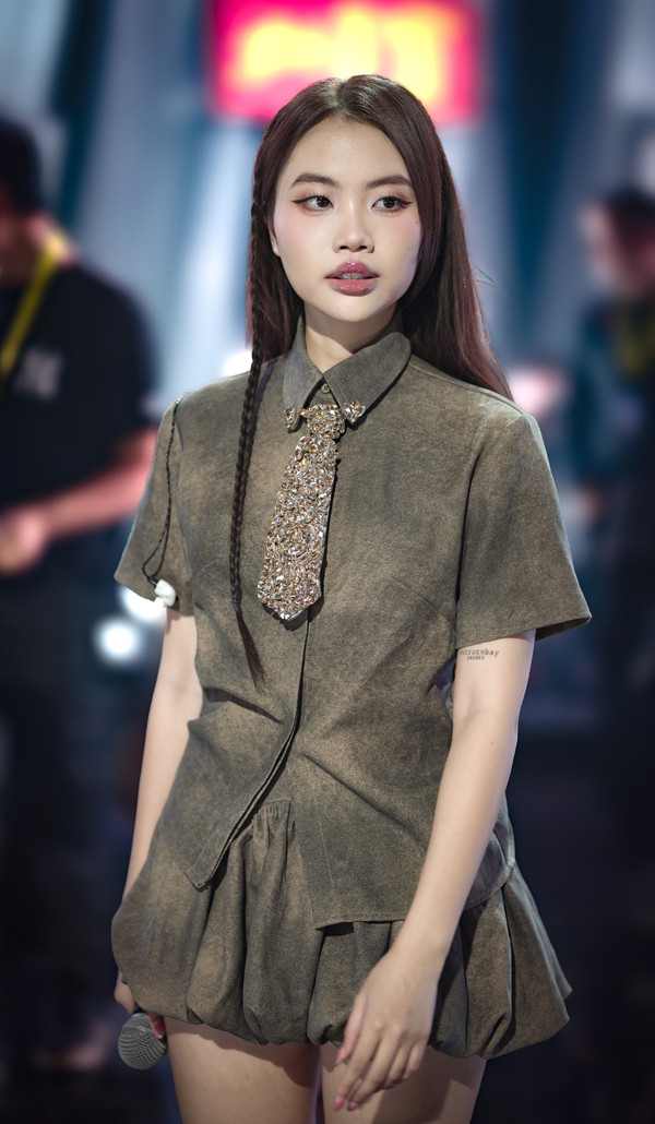 Nữ ca sĩ Việt duy nhất vừa thắng Bán kết 'Sing! Asia' 2025 diện đồ trên sân khấu ấn tượng ra sao?- Ảnh 5.