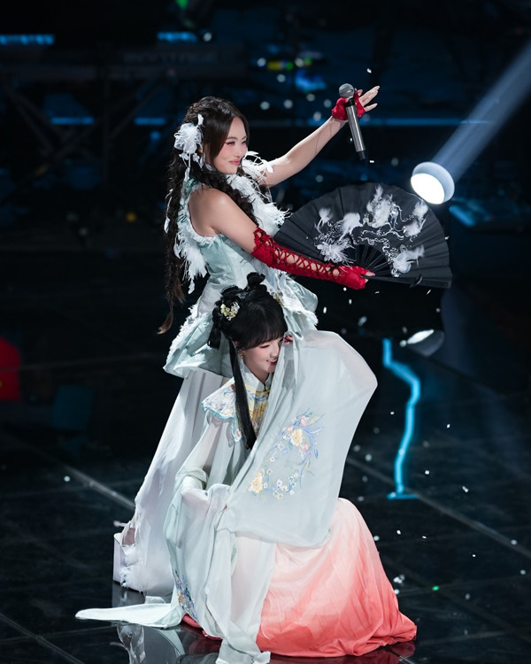 Nữ ca sĩ Việt duy nhất vừa thắng Bán kết 'Sing! Asia' 2025 diện đồ trên sân khấu ấn tượng ra sao?- Ảnh 2.