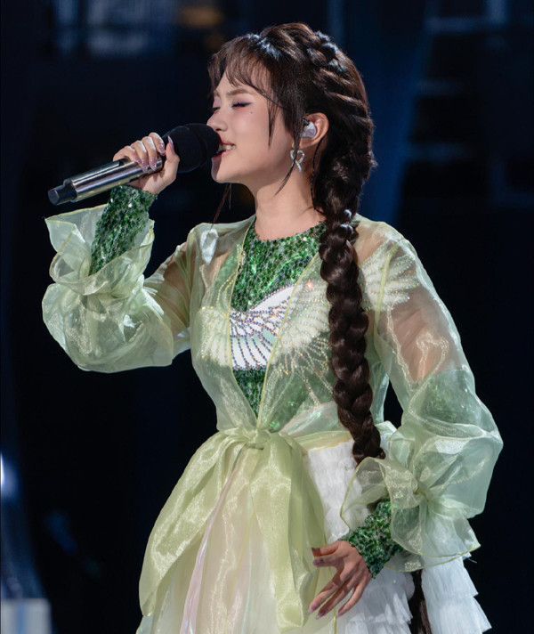 Nữ ca sĩ Việt duy nhất vừa thắng Bán kết 'Sing! Asia' 2025 diện đồ trên sân khấu ấn tượng ra sao?- Ảnh 9.