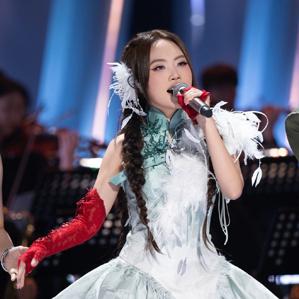 Nữ ca sĩ Việt duy nhất vừa thắng Bán kết 'Sing! Asia' 2025 diện đồ trên sân khấu ấn tượng ra sao?- Ảnh 4.