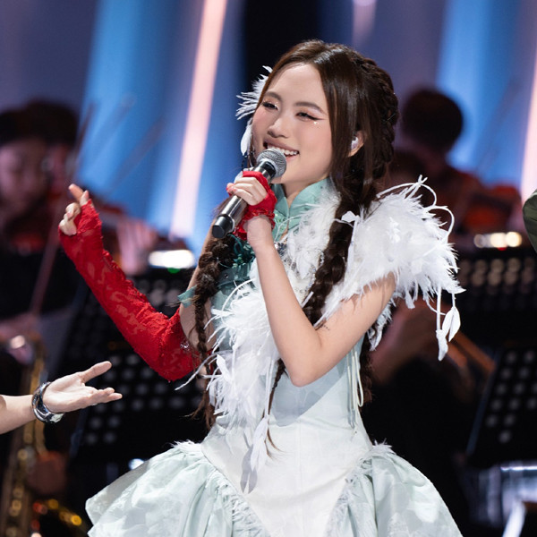 Nữ ca sĩ Việt duy nhất vừa thắng Bán kết 'Sing! Asia' 2025 diện đồ trên sân khấu ấn tượng ra sao?- Ảnh 3.