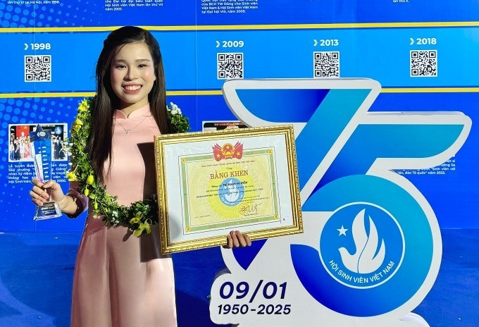 Hạnh Nguyên nhận bằng khen Sinh viên 5 tốt cấp trung ương, năm 2025. Ảnh: VnExpress