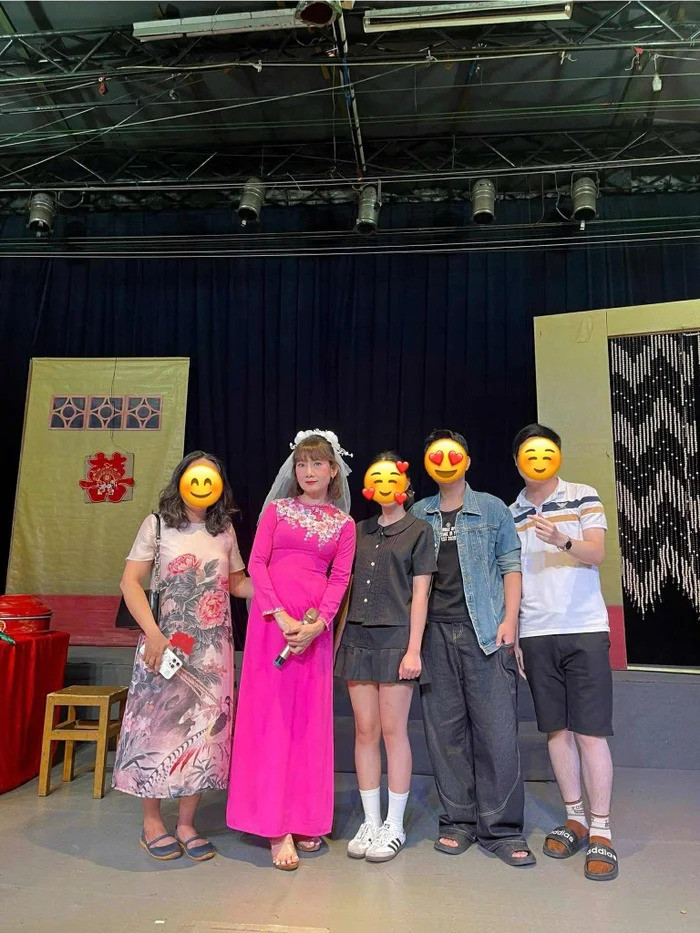 Sau nụ hôn đồng giới NSND Mỹ Uyên gây xôn xao khi lộ ảnh cưới