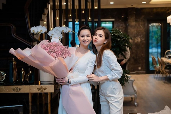 Soi chuyện con cái của cặp bạn thân là phú bà VBiz, phát hiện điểm chung thú vị: Đã giàu sụ còn dạy con khéo thế này
