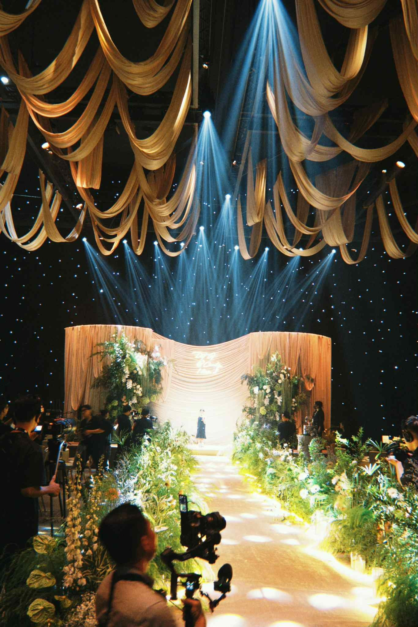 Tiểu thư 7000 tỷ Ngọc Thanh Tâm gây tranh cãi vì mặc lạc quẻ tại đám cưới Đạt G