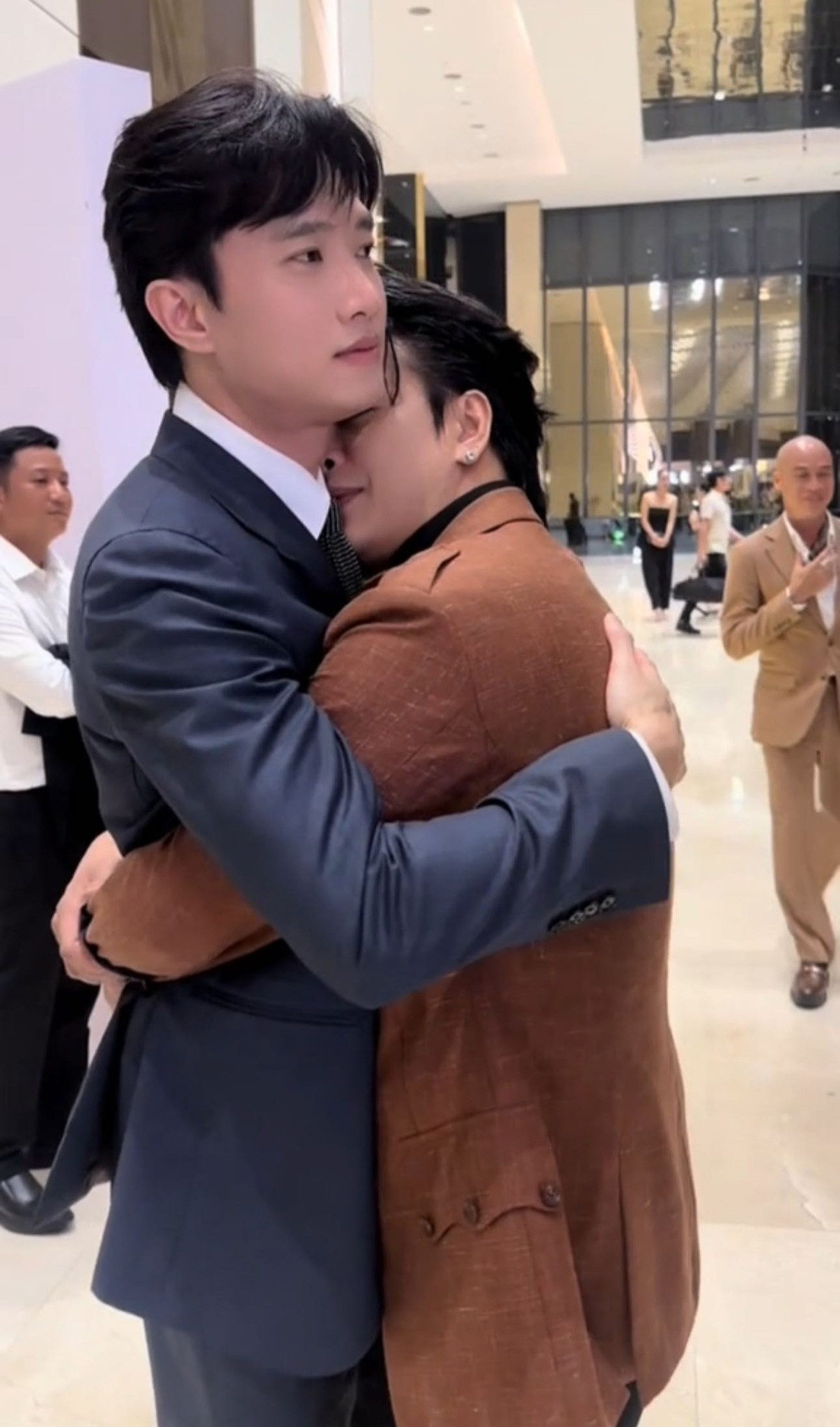 TiTi HKT ôm không rời Quốc Trường bà xã nói một câu chấn động