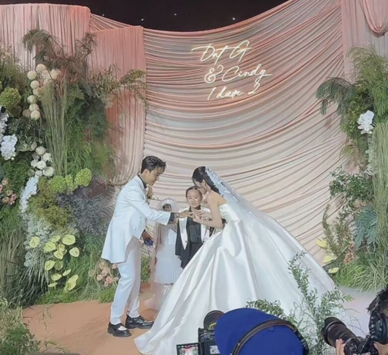 Xôn xao loạt ảnh lộ rõ thái độ con gái Cindy Lư với Đạt G sau đám cưới của mẹ