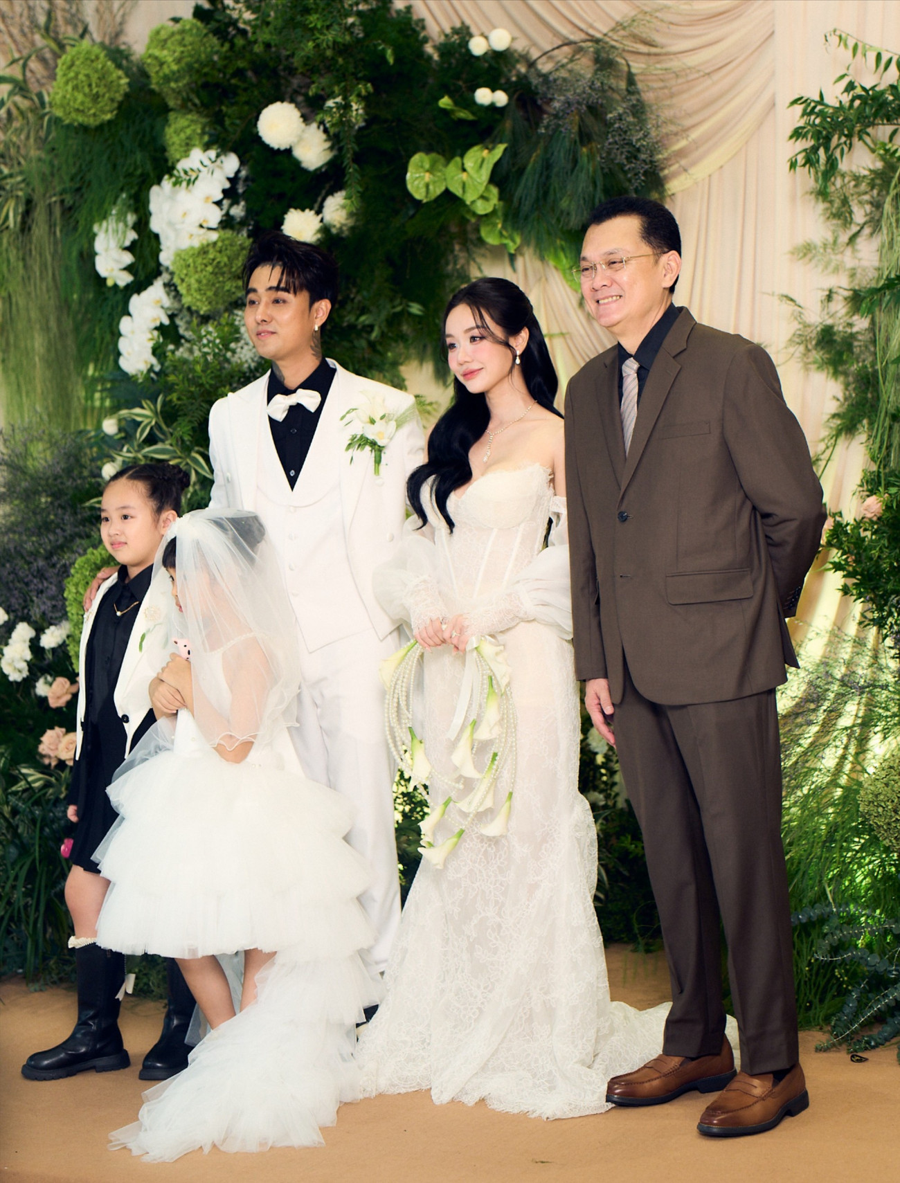 Xôn xao loạt ảnh lộ rõ thái độ con gái Cindy Lư với Đạt G sau đám cưới của mẹ