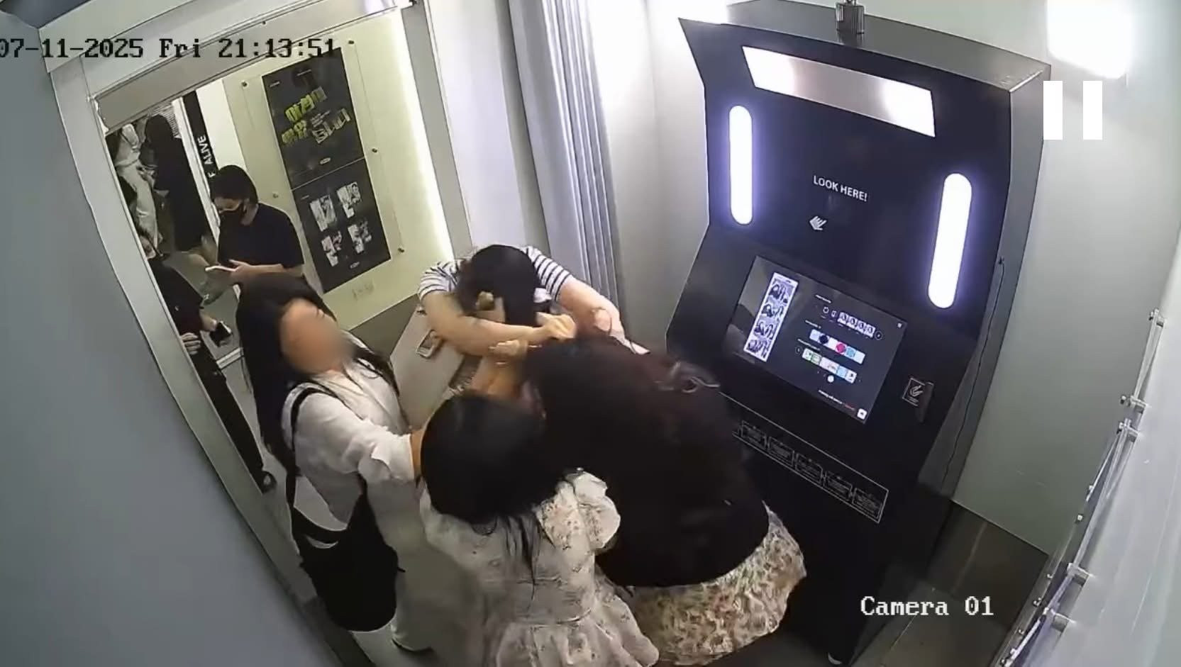 Công an vào cuộc vụ cô gái Việt tố bị du khách nước ngoài hành hung tại tiệm photobooth ở Hà Nội- Ảnh 2.