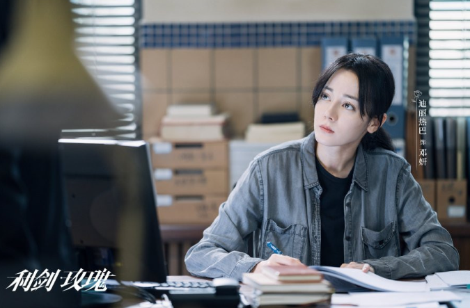 Địch Lệ Nhiệt Ba bị chê giả tạo vì 1 hành động tại tuần lễ thời trang - Ảnh 4