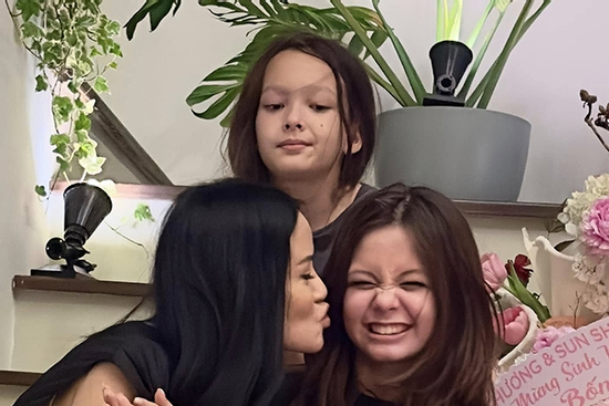 Diện mạo như soái ca ở tuổi 13 của con trai diva Hồng Nhung