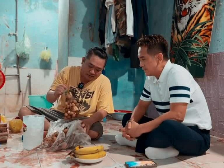 Hùng Thuận đến thăm Phùng Ngọc ở nhà trọ.