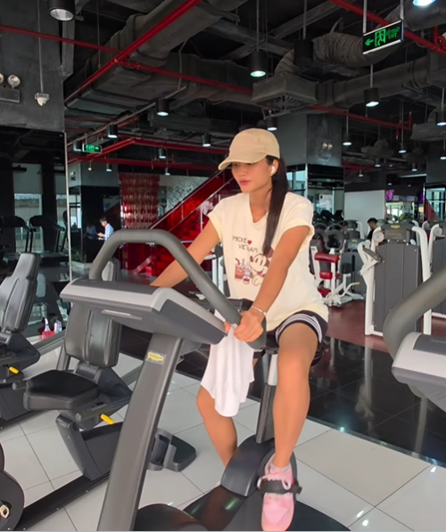 HHen Niê và chồng là cặp đôi bình dân nhất showbiz liên tục bị soi mặc quần áo của nhau