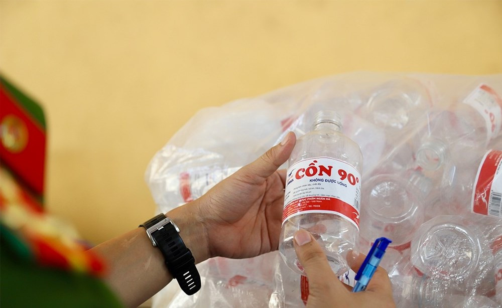 Phát hiện đường dây sản xuất, buôn bán cồn y tế giả- Ảnh 2.