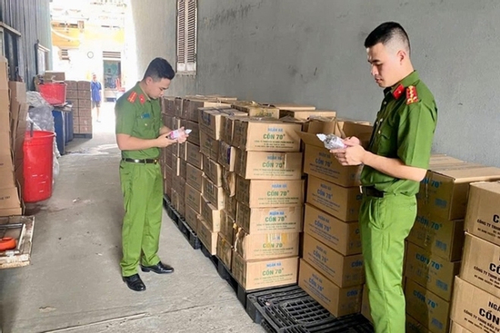 Phát hiện đường dây sản xuất, buôn bán cồn y tế giả