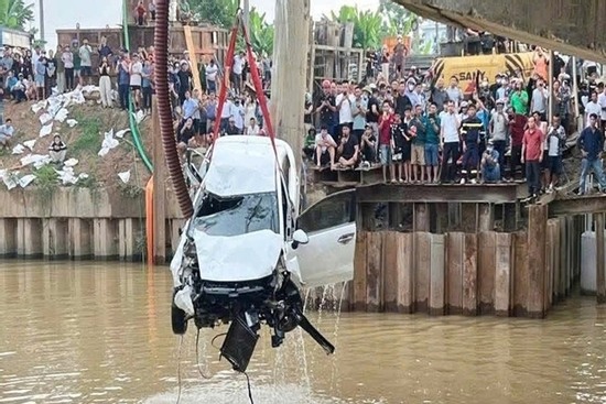 Vụ ô tô tông 2 xe máy rồi lao xuống sông: Tài xế đã tử vong